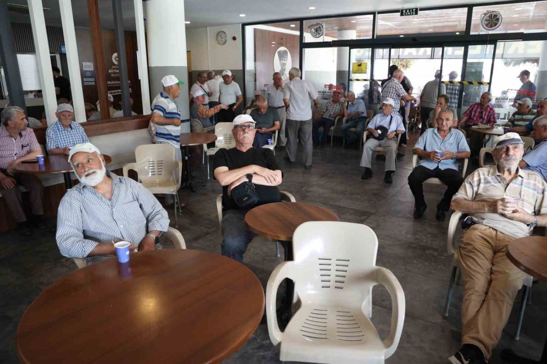 Emeklilere ücretsiz çay ve su ikramıyla kütüphane imkanı