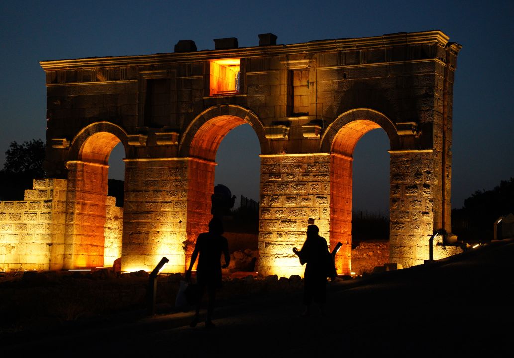 Patara Antik Kenti'nde ziyaretçiler gece tarihi yolculuğa çıkıyor