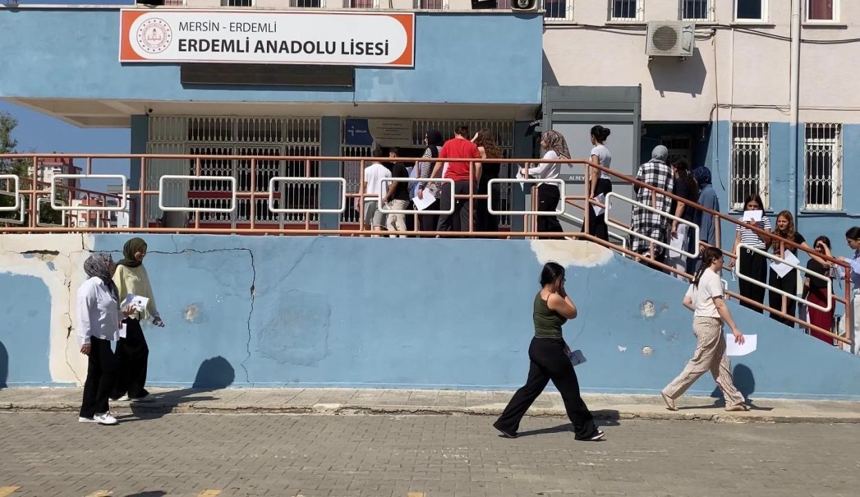 Mersin’de YKS heyecanı: Sınava saniyelerle yetiştiler