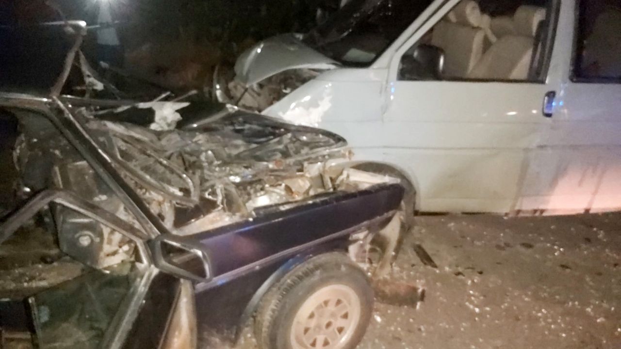 Araçlar kafa kafaya çarpıştı: 1 ölü 2 yaralı