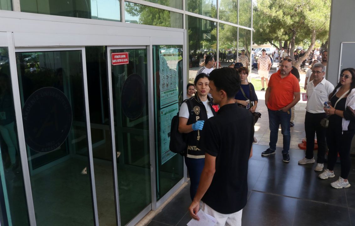 Aracını park edemeyince sınava geç kalan aday içeri alınmadı