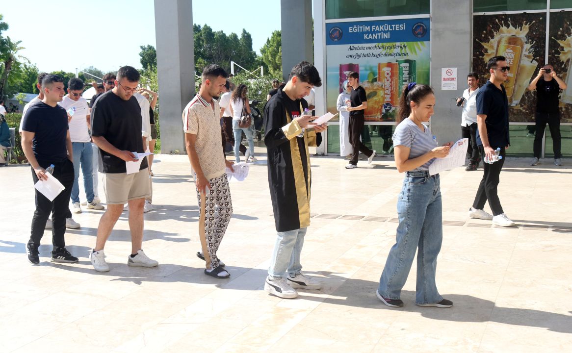 Aracını park edemeyince sınava geç kalan aday içeri alınmadı
