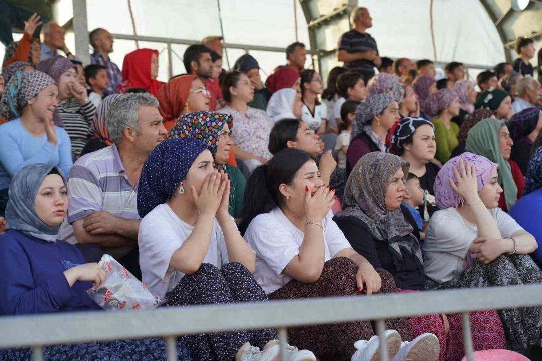 Kadınların ilgi gösterdiği futbol turnuvası başladı: Tepeler seyirciyle doldu