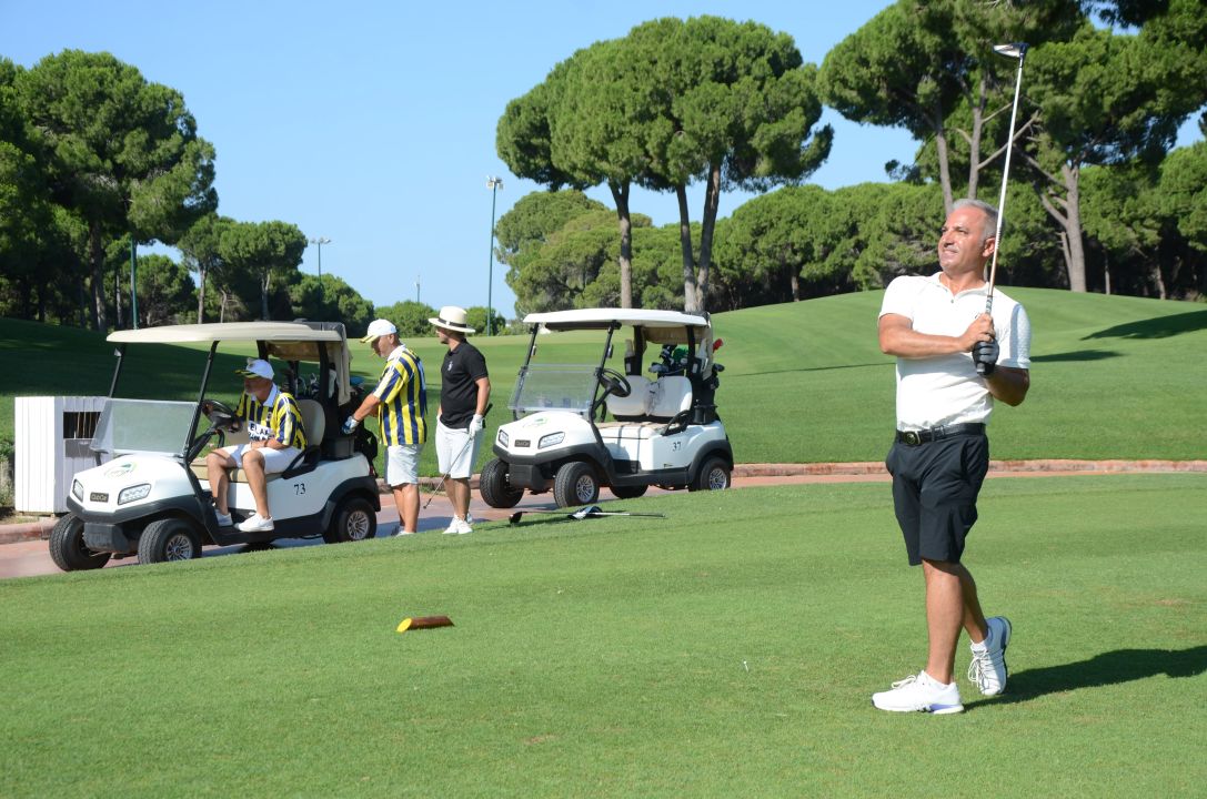Üç kulübün taraftarı golf sahasında dostluk için buluştu