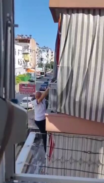 Balkon demirinde mahsur kaldı, itfaiye merdiveniyle kurtarıldı