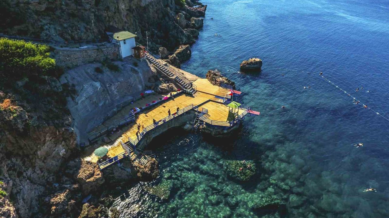 Muratpaşa’nın mavi bayraklı plajlarında yaz keyfi