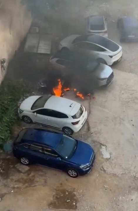 Park ettiği motosiklet alev topuna döndü, diğer araçlara sıçramaması için hayatını hiçe saydı