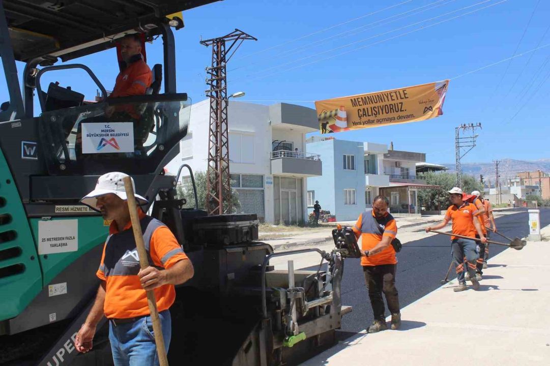 Mut’ta yağışın bozduğu yollar yenilendi