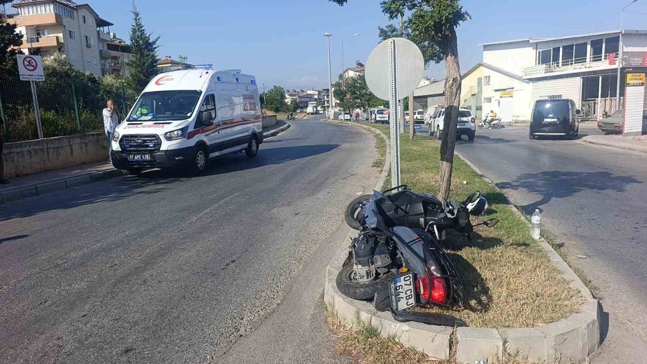 Manavgat’ta otomobil ile motosiklet çarpıştı: 1 yaralı