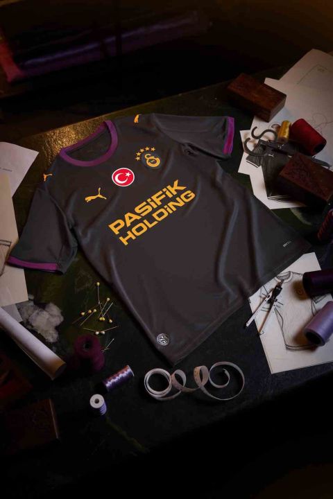 Galatasaray yeni sezon formalarını tanıttı