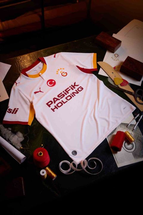 Galatasaray yeni sezon formalarını tanıttı