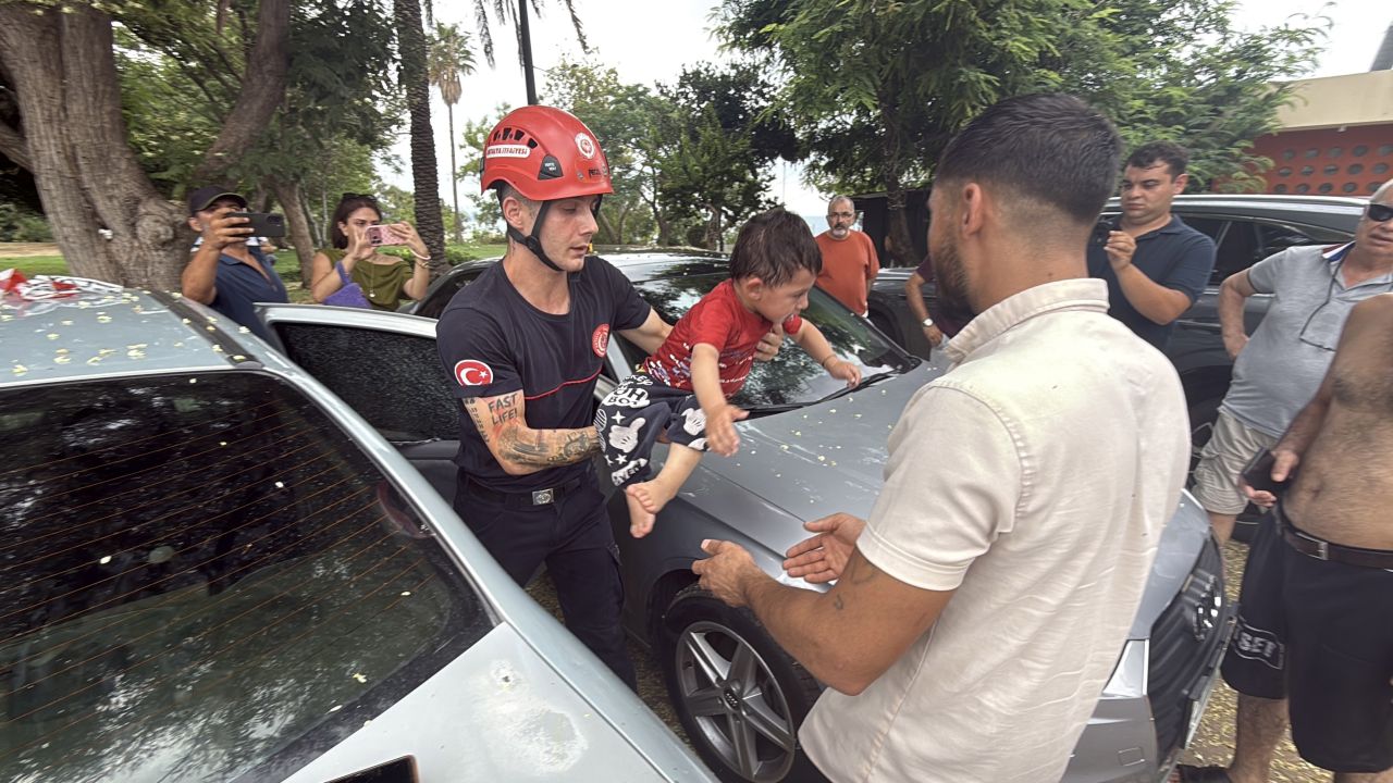 Otomobilde kilitli kalan 1 yaşındaki Firuz'u itfaiye kurtardı