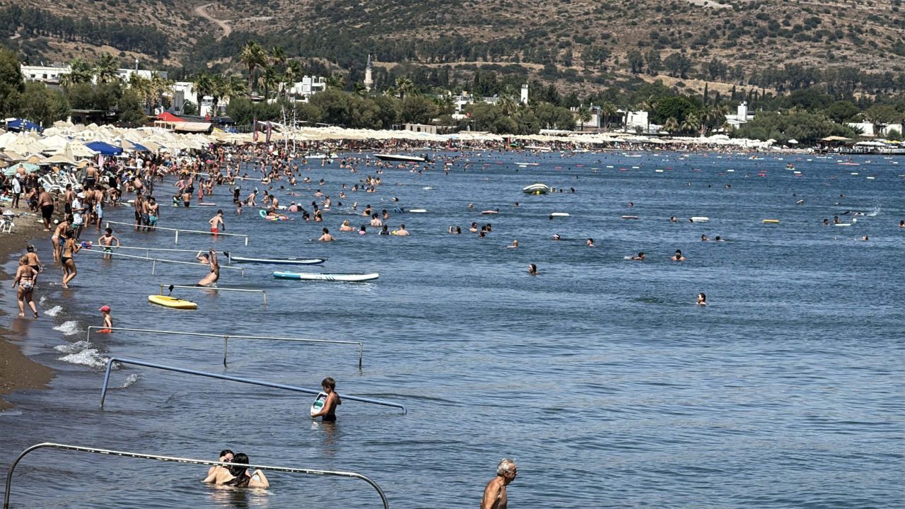Turizm merkezinde sıcak havada turistlerin deniz keyfi
