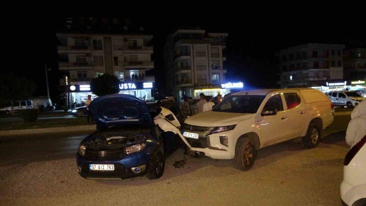 Manavgat Sarılar’da 3 Araçlı Kaza: 1 Kişi Yaralandı