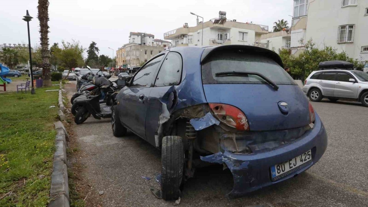 Lüks otomobiliyle 1 araç ve 6 motosikleti hurdaya çevirdi, rahat tavırları ile dikkat çekti