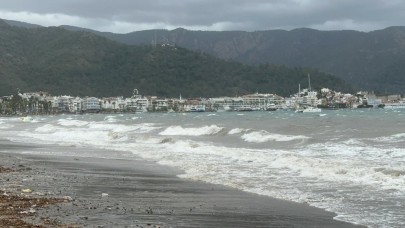 Marmaris’te fırtına ve sağanak; yollar göle döndü, tekneler battı