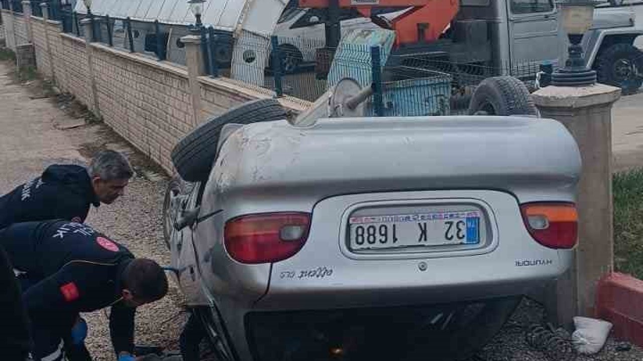 Kontrolden çıkan otomobil akaryakıt istasyonunun duvarına çarptı: 1 ölü, 1 yaralı