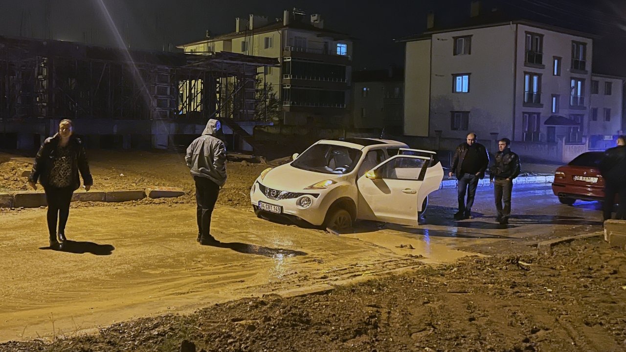 Yalvaç'ta çukura düşen otomobildeki 2 çocuk yaralandı