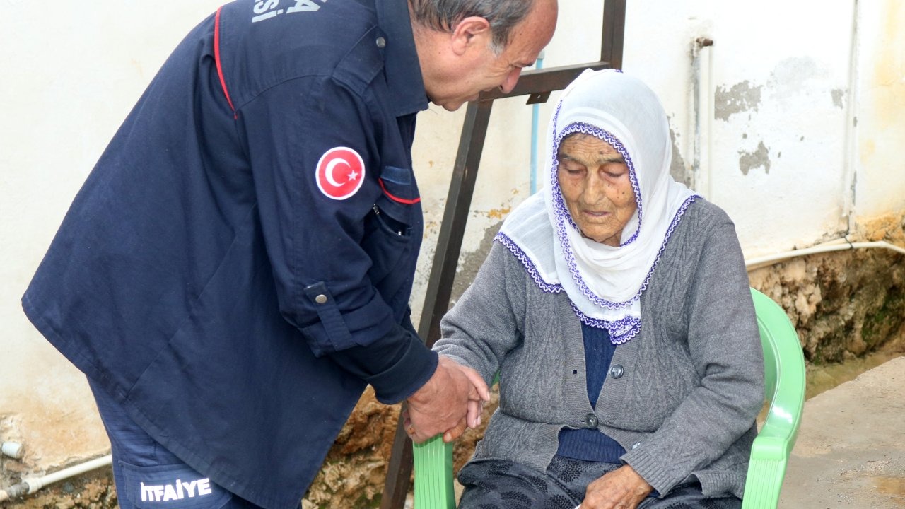 Evinde yangın çıkan 88 yaşındaki kadını, itfaiye erleri teselli etti