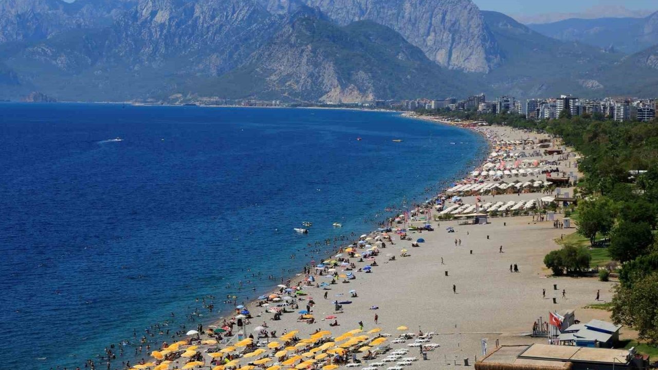 Antalya’da bayram tatiline yağmur engeli