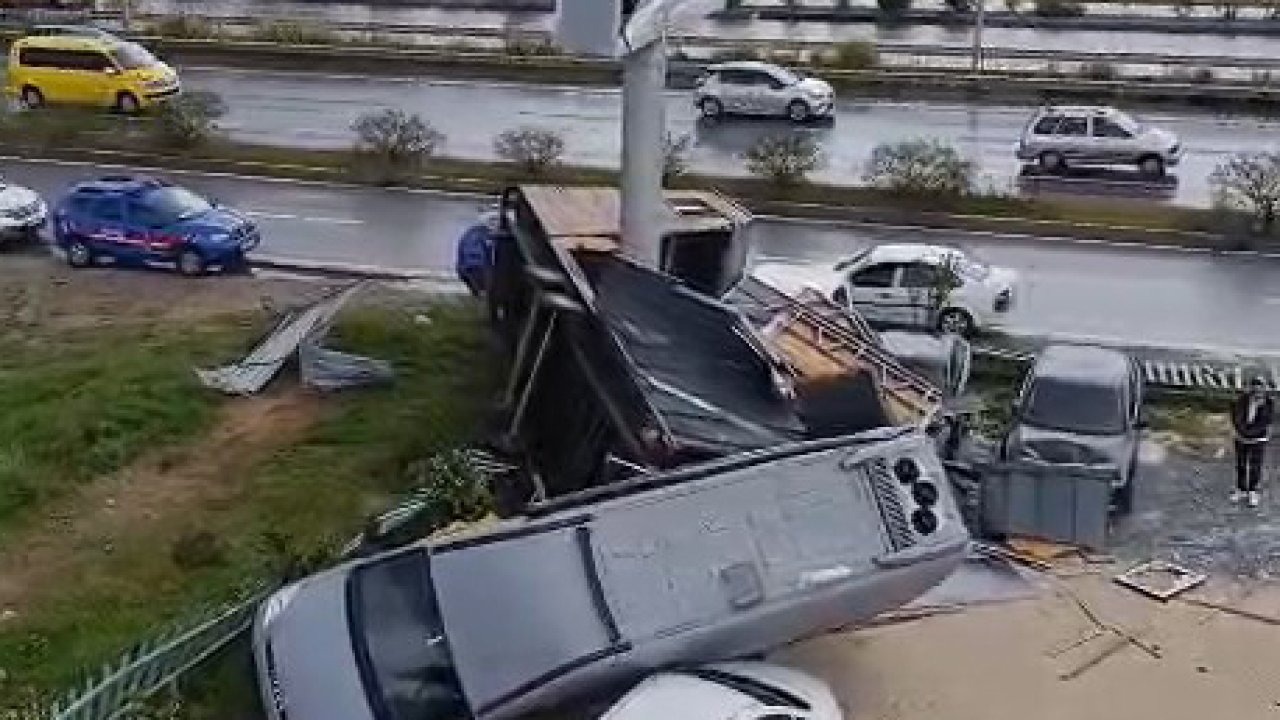 Hortumun havalandırdığı minibüs, otomobilin üzerine düştü