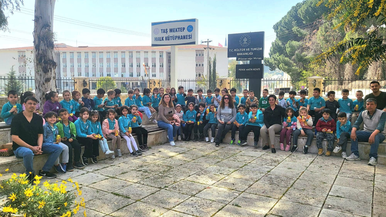 Taş Mektep Halk Kütüphanesi