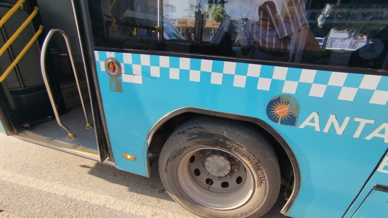 Araç Halk Otobüsüne Çarptı