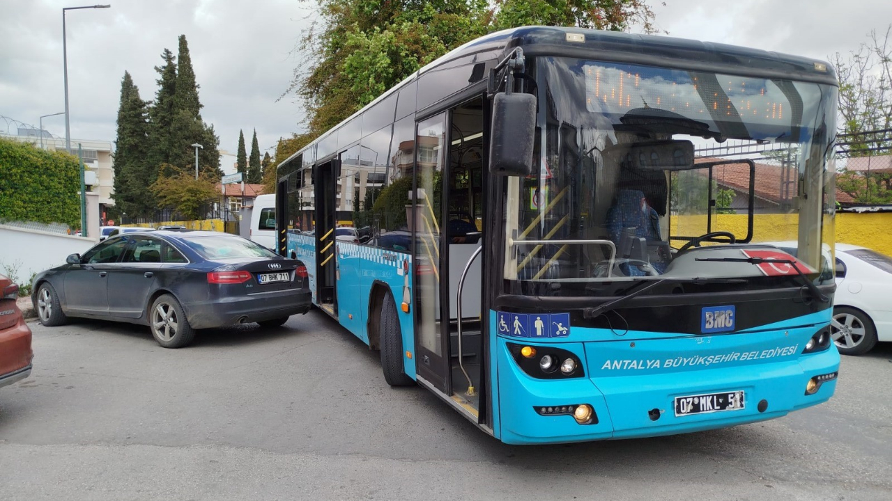Muratpaşa’da Maddi Hasarlı Kaza Meydana Geldi