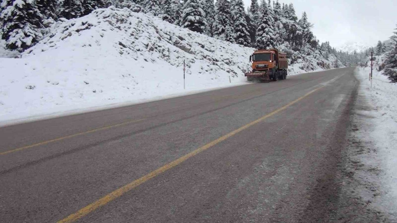 Antalya-Konya karayolunda kar etkisini kaybetti