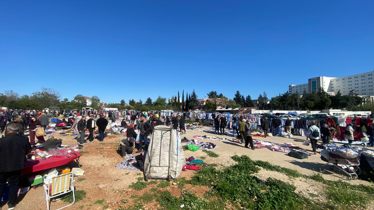 Antalya’da Renkli Görüntüler: Bit Pazarı Yoğun İlgi Görüyor