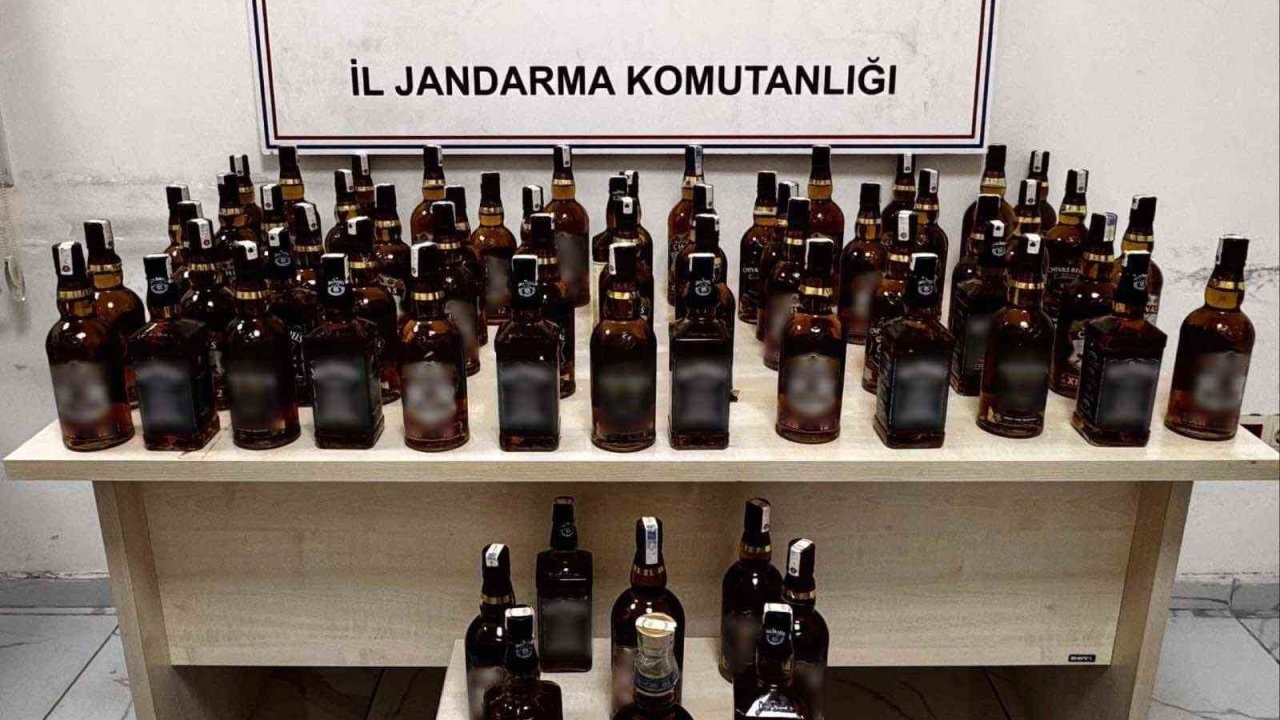 Otomobilden şişe şişe kaçak içki çıktı