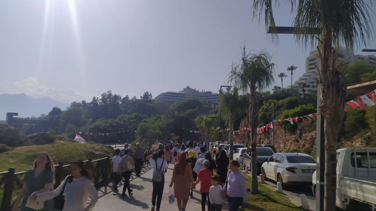 Antalyalılar Türk Yıldızları İçin Sahile Akın Ediyor
