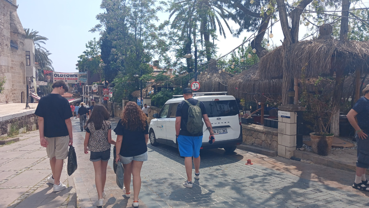 Antalya Nisan Ayında da Turist Akınına Uğruyor! Sezon Öncesi Yoğunluk Esnafı Sevindirdi