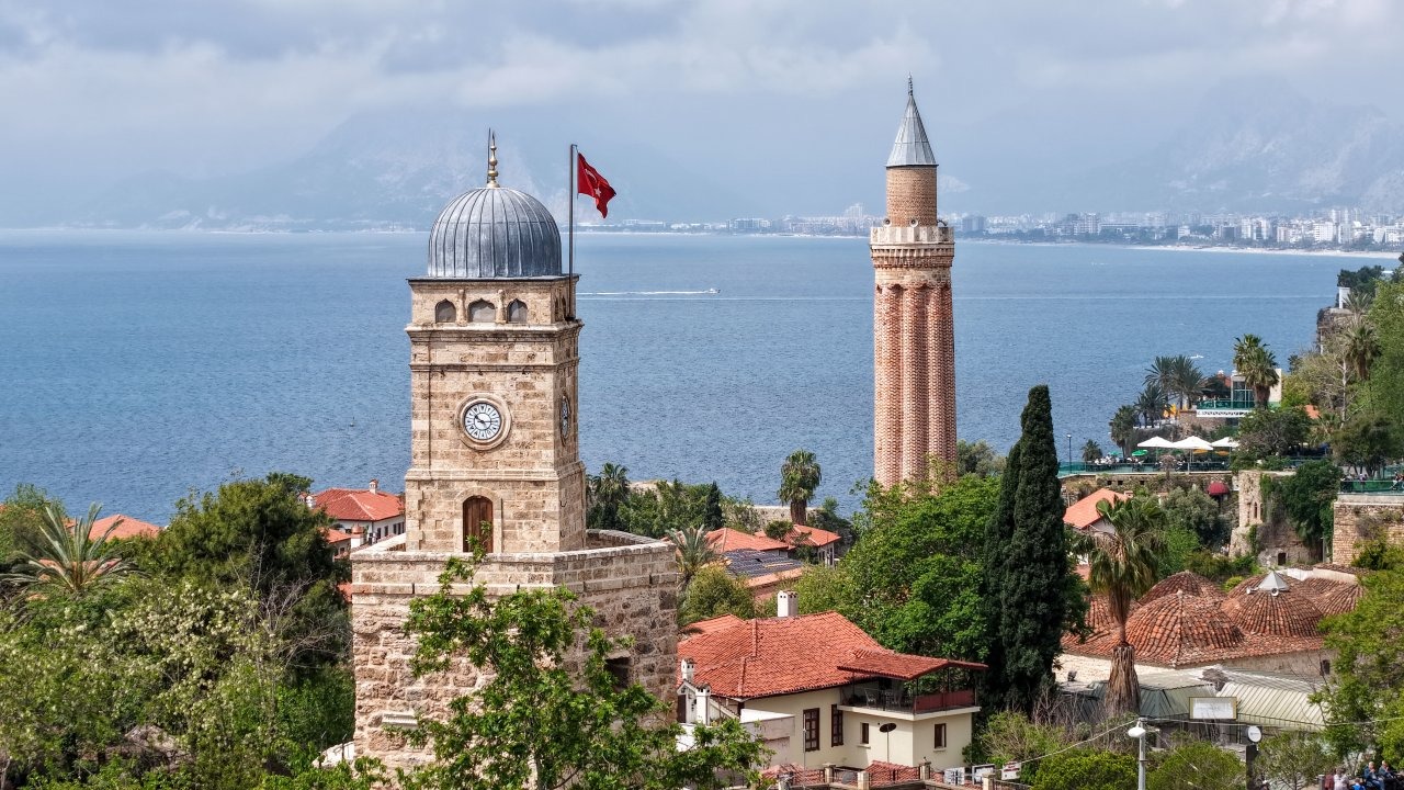 Antalya’nın Tarihi Saat Kulesi Susturuldu: Zaman Durdu