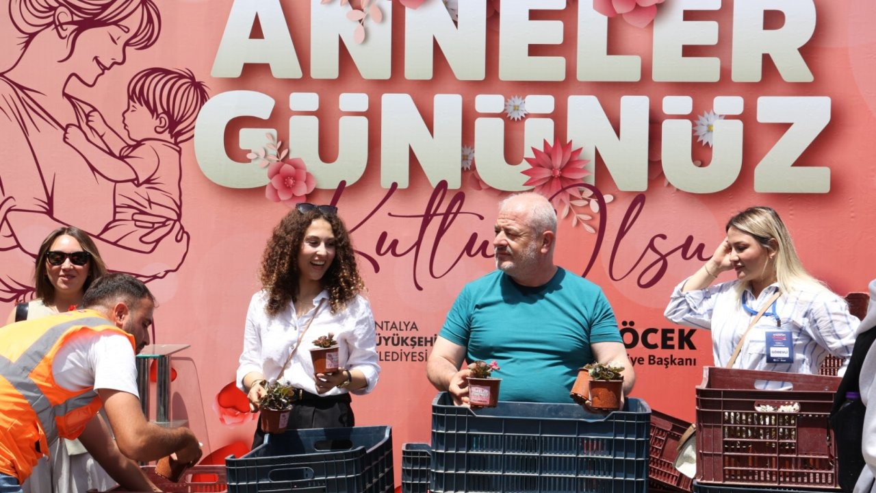 Büyükşehir'den annelere 25 bin çiçek
