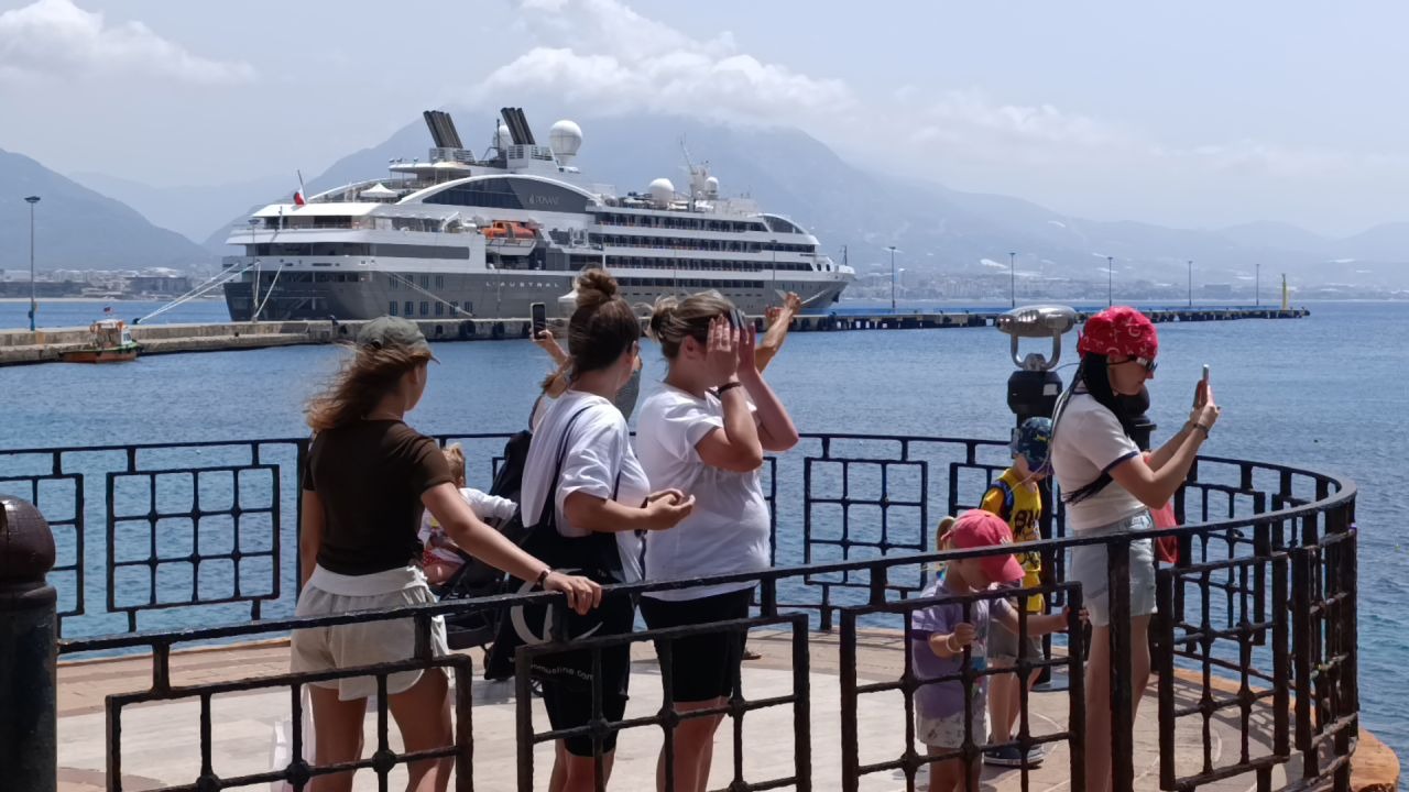Lüks kruvaziyer Alanya Limanı'na demirledi
