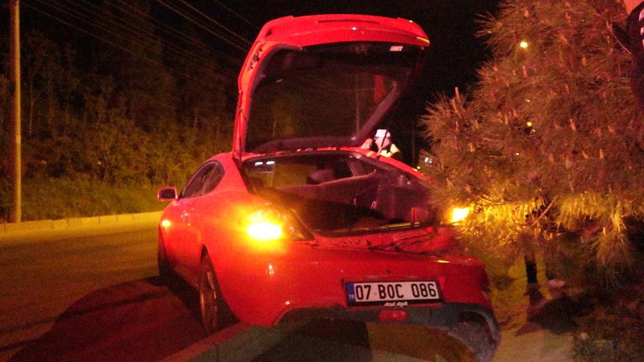 Otomobil refüje çıktı: 3 yaralı