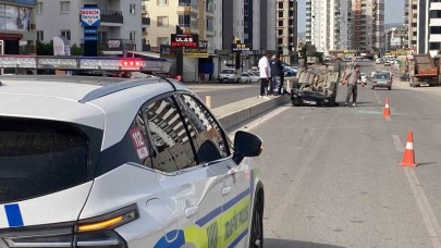Otomobil refüje çarpıp, iki araca vurup ters döndü