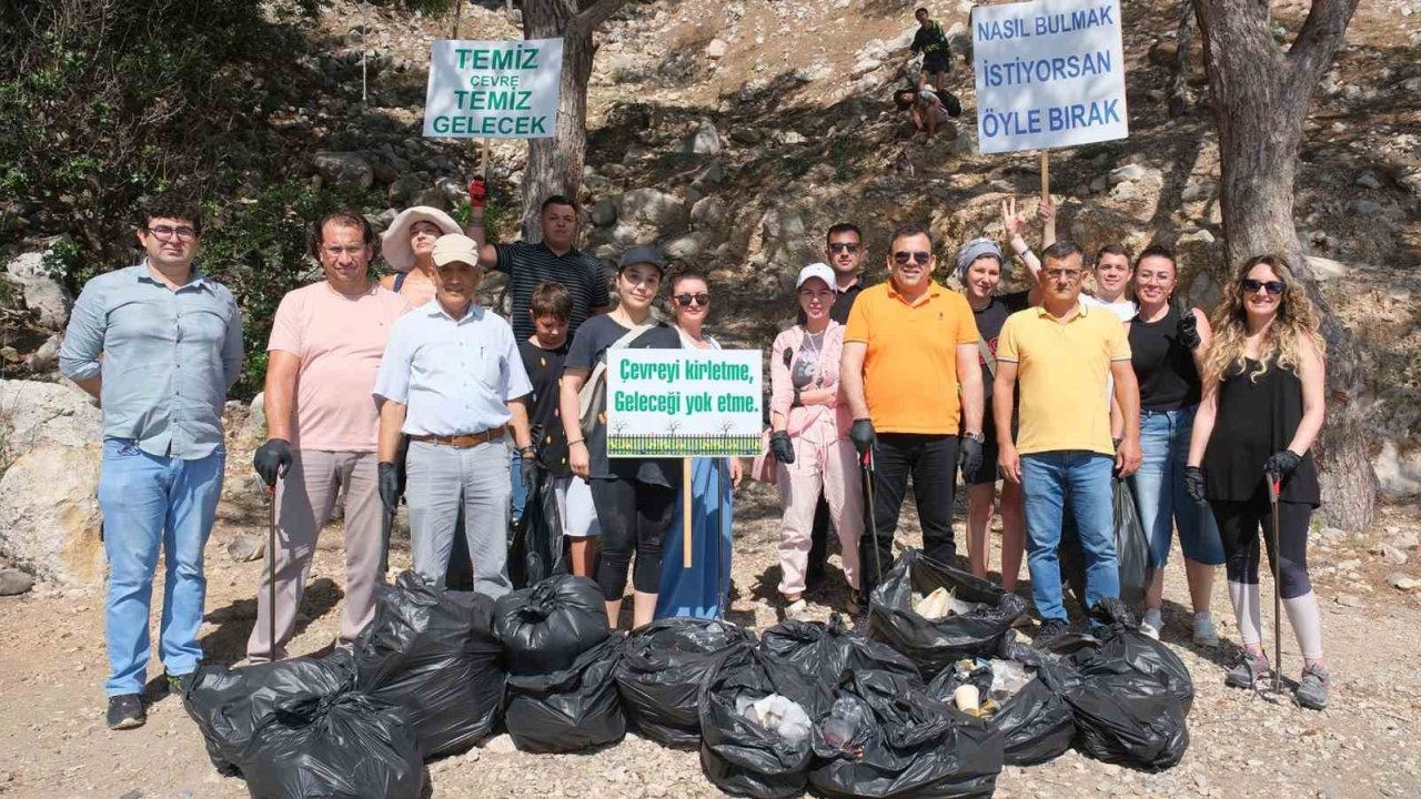 Kemer’de yabancı uyruklu kadınlar belediye ile birlikte poşetler dolusu çöp topladı