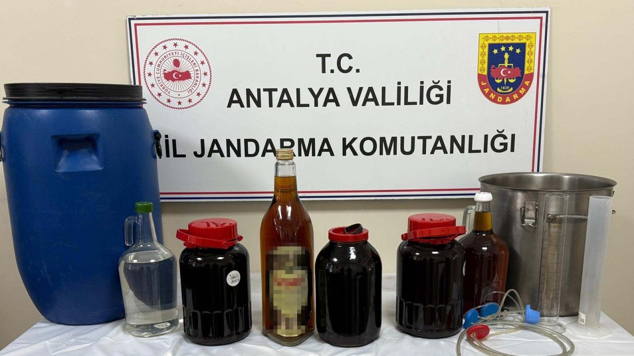 Kemer’de Kaçak Alkol Operasyonu: Evde Damıtma Düzeneği ve Litrelik İçkiler Ele Geçirildi