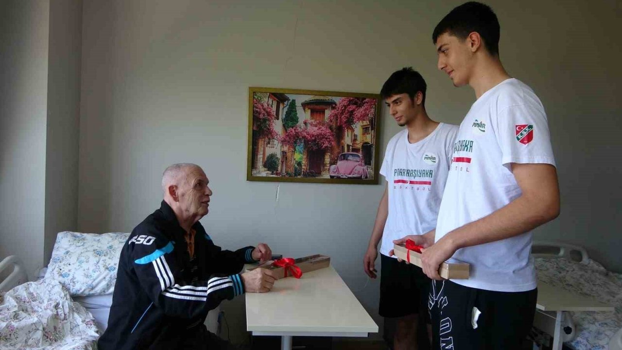 Genç basketbolculardan yaş almışlara anlamlı ziyaret