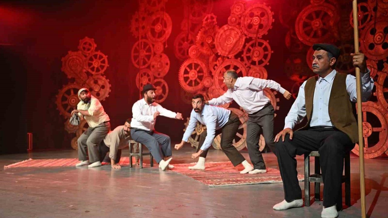 Mersin Şehir Tiyatrosu ‘Misafir’ oyununu Gülnar’da sahneledi