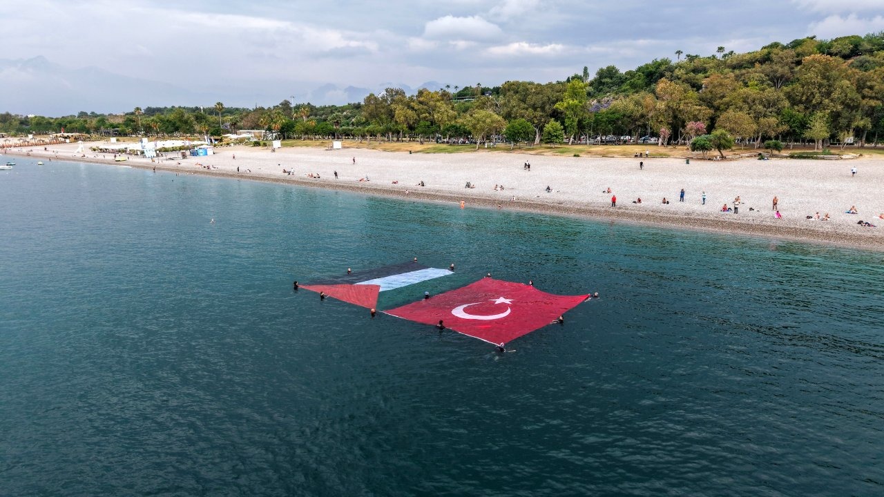 Denizde Türk ve Filistin bayraklarıyla destek mesajı