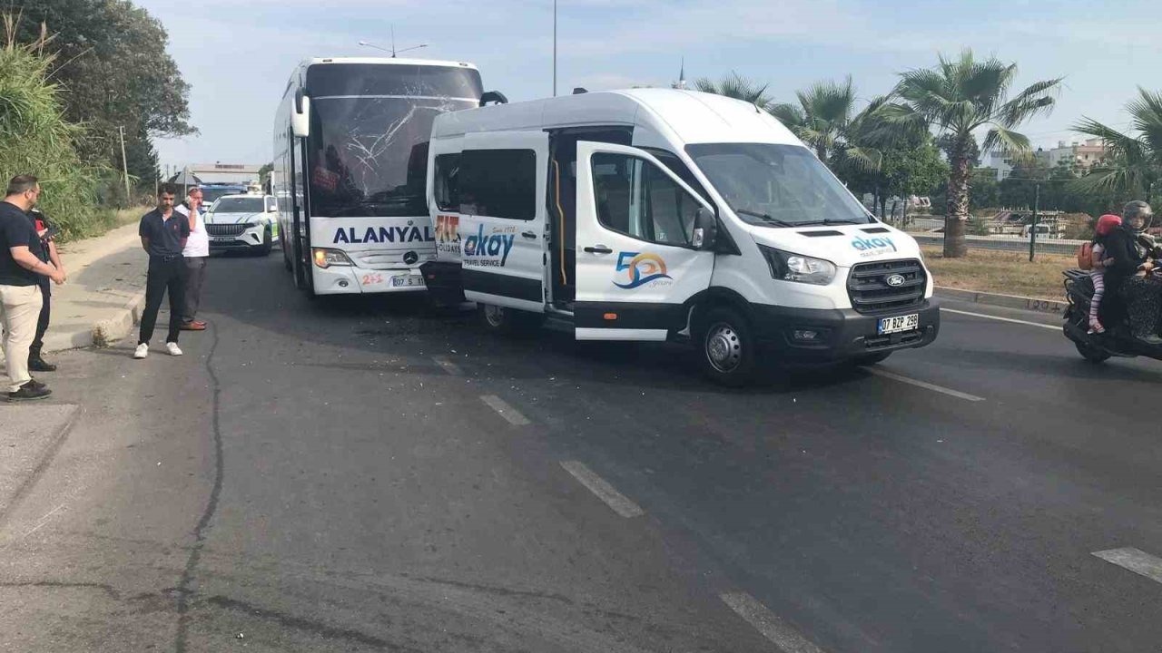 Yolcu otobüsü ile tur minibüsü çarpıştı: 1’i turist 2 yaralı