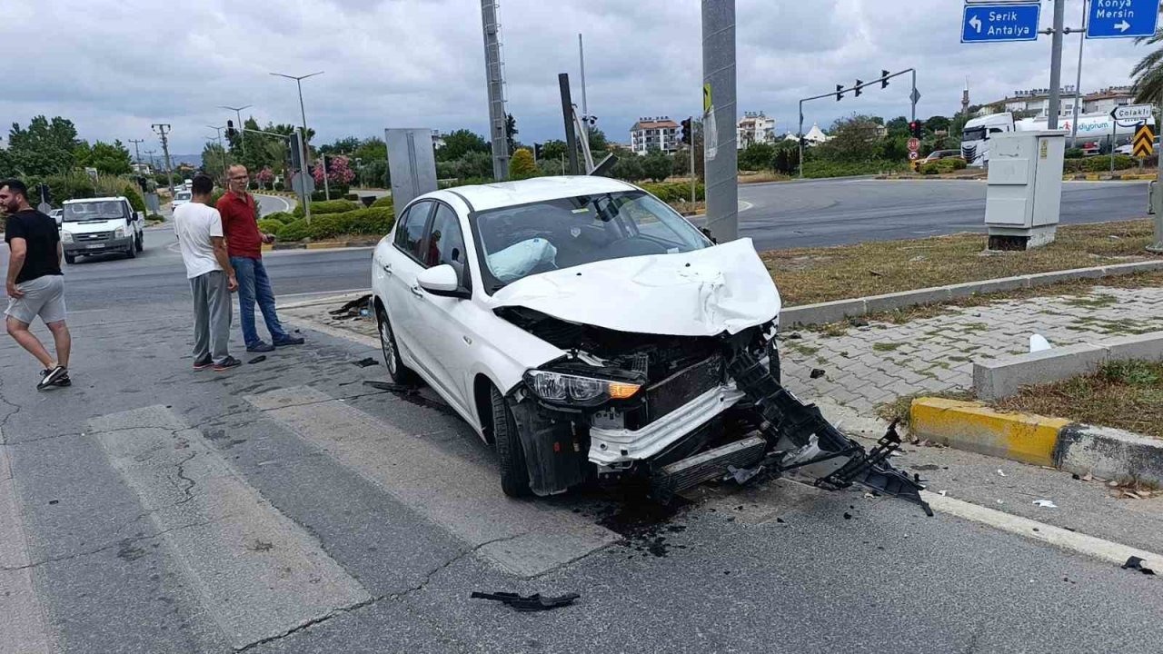 Antalya’da çarpışan araçlar hurdaya döndü: 1 yaralı