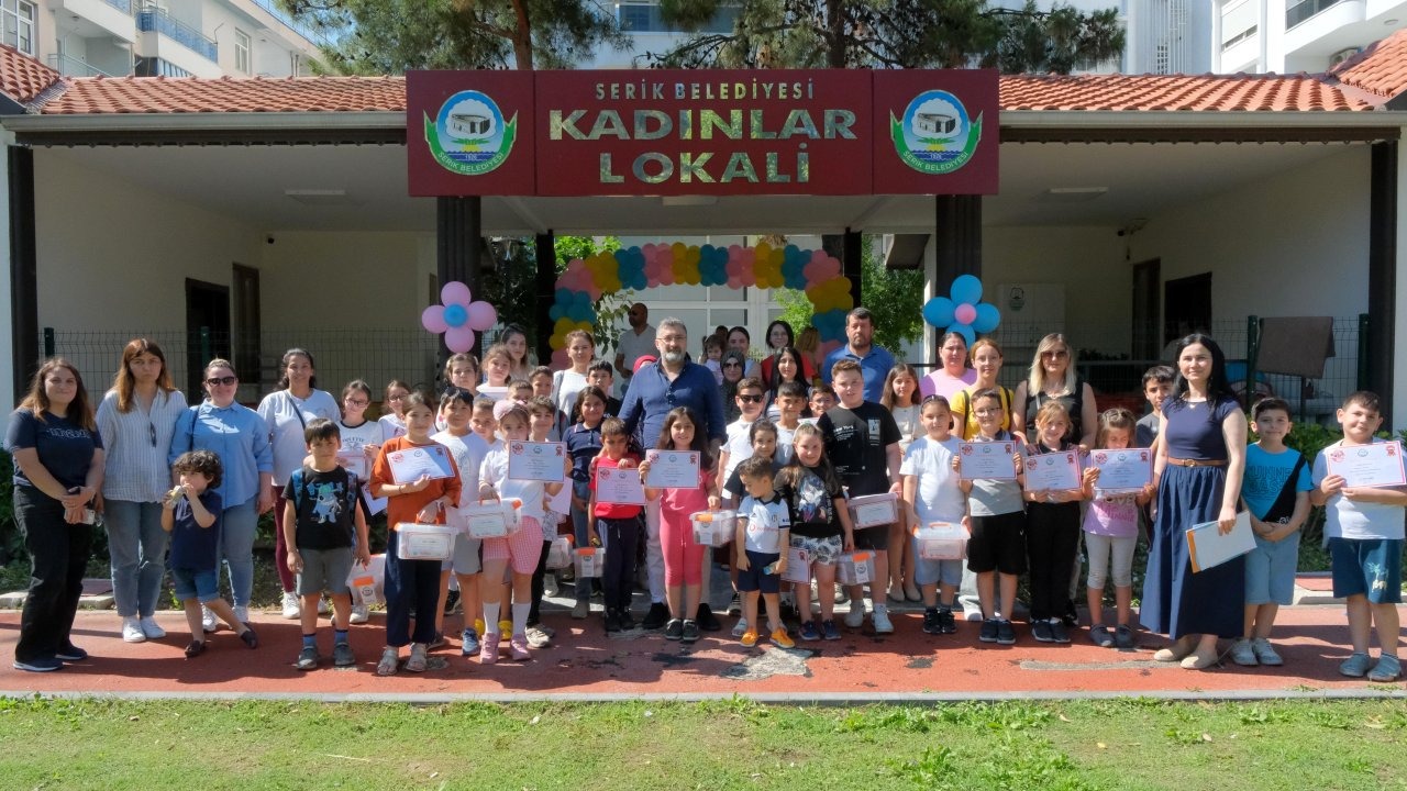 Kursiyerlerin mezuniyet sevinci