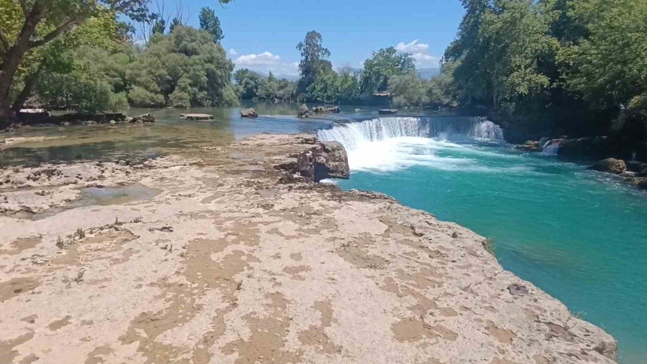 Manavgat Şelalesi’nde su seviyesi düştü, kara göründü