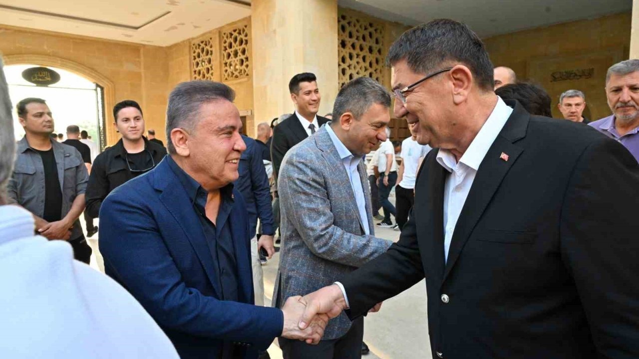 Başkan Muhittin Böcek protokol ve vatandaşlarla bayramlaştı