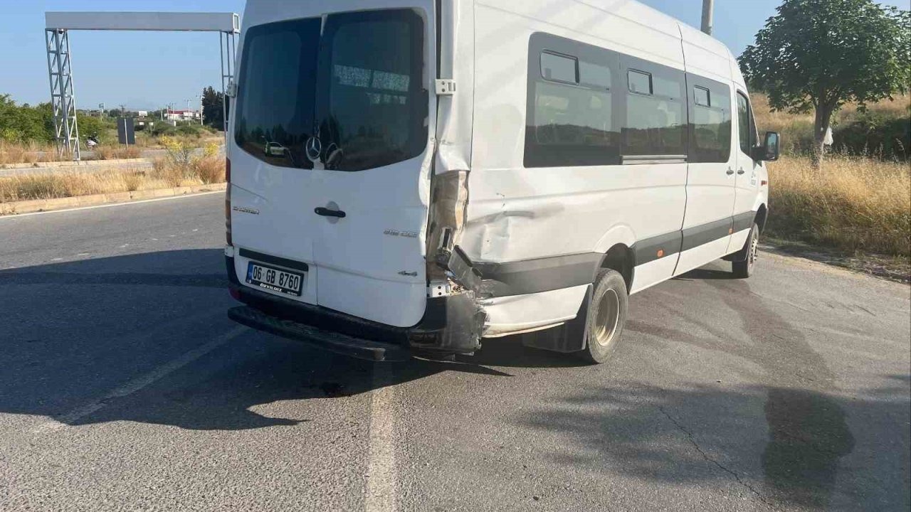 Motosiklet minibüse çarptı, sürücü ağır yaralandı