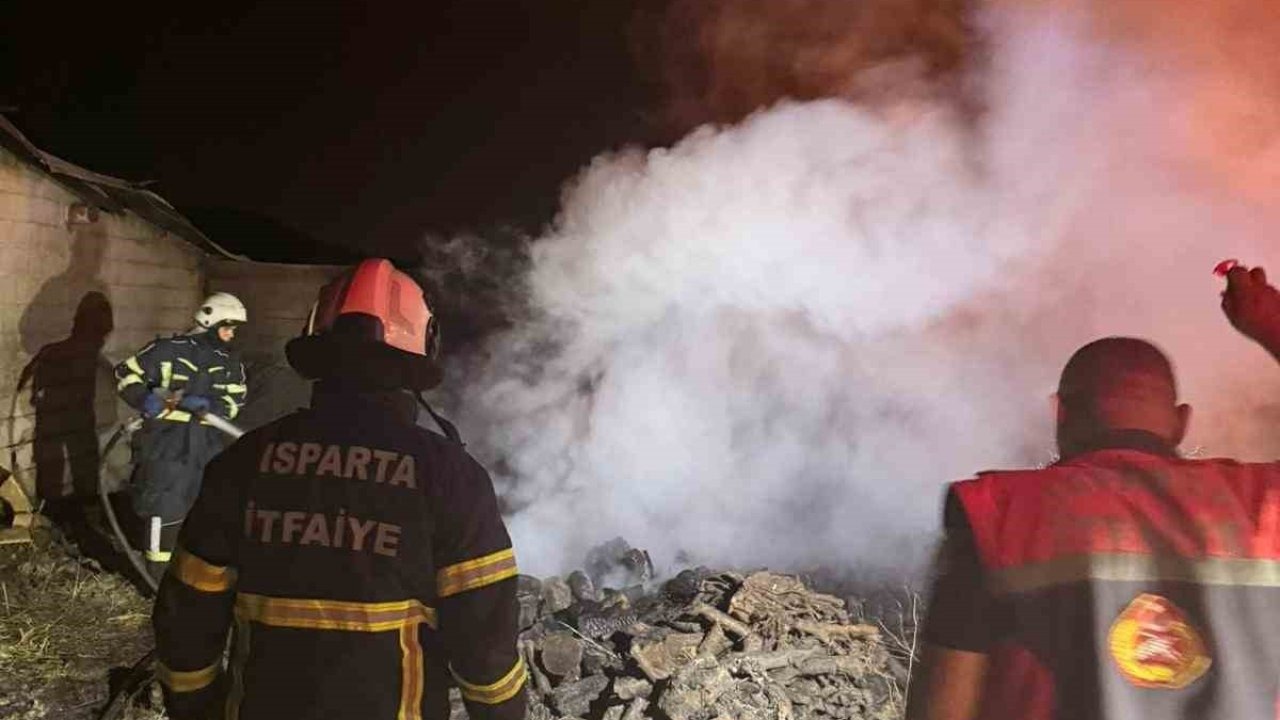 Mangal ateşinden çıkan kıvılcım otluk alana sıçradı